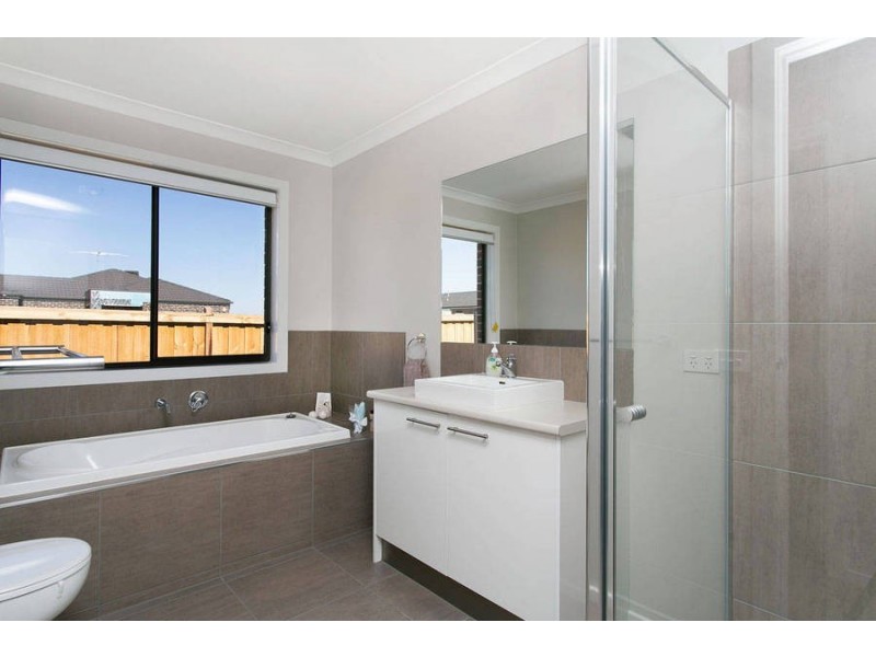 12 Amelia Place, Melton West VIC 3337