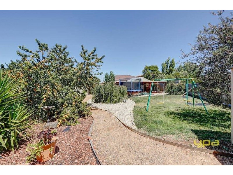 3 Howe Court, Melton South VIC 3338