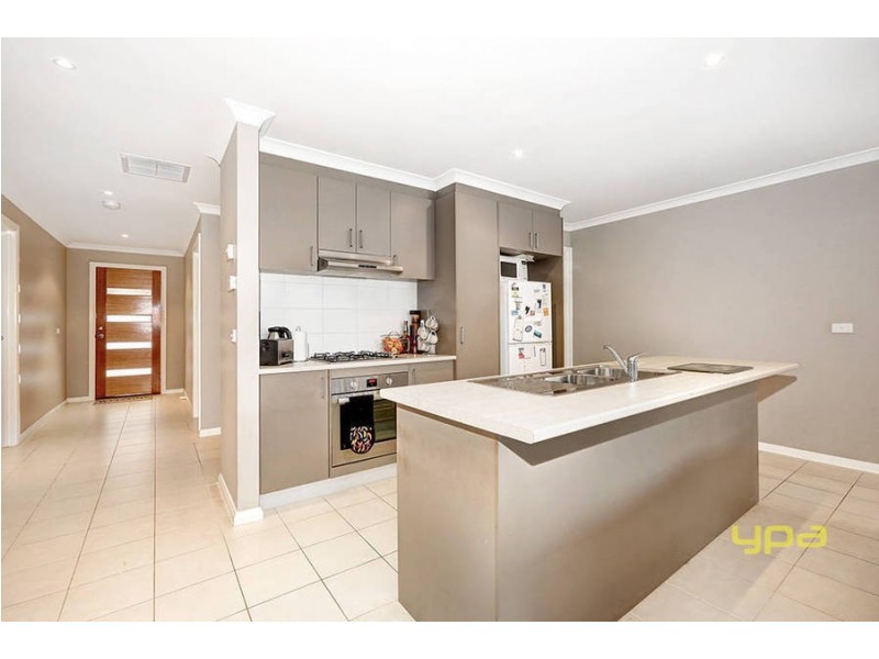 2 Sunderland Way, Melton West VIC 3337