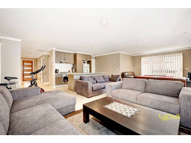 2 Sunderland Way, Melton West VIC 3337