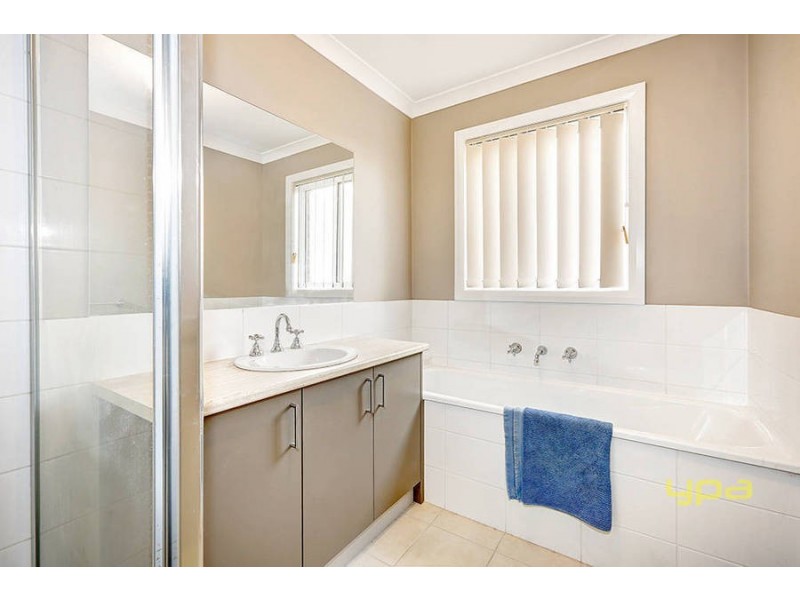 2 Sunderland Way, Melton West VIC 3337