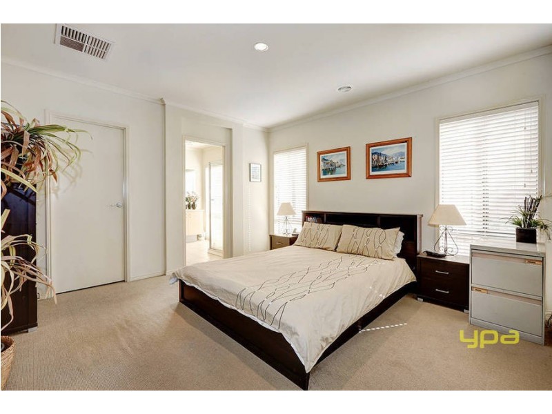 33 Meadow Glen Drive, Melton West VIC 3337