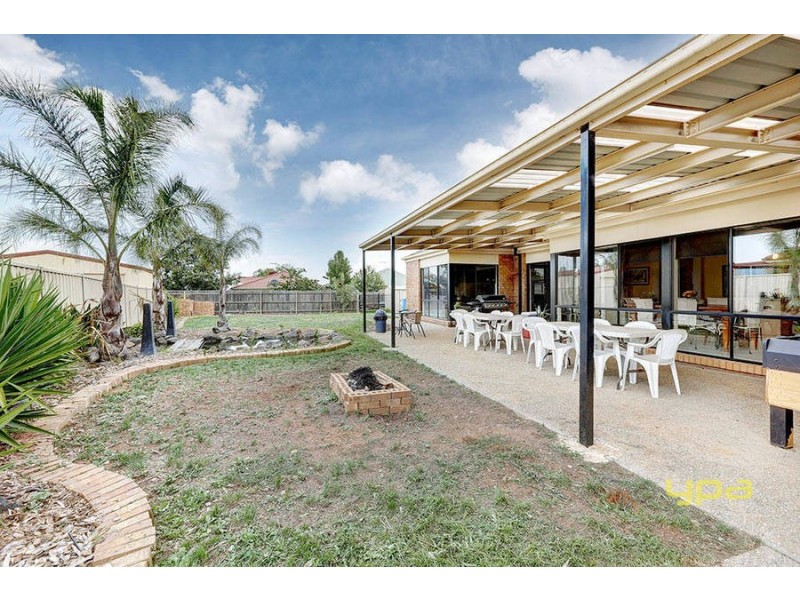 33 Meadow Glen Drive, Melton West VIC 3337