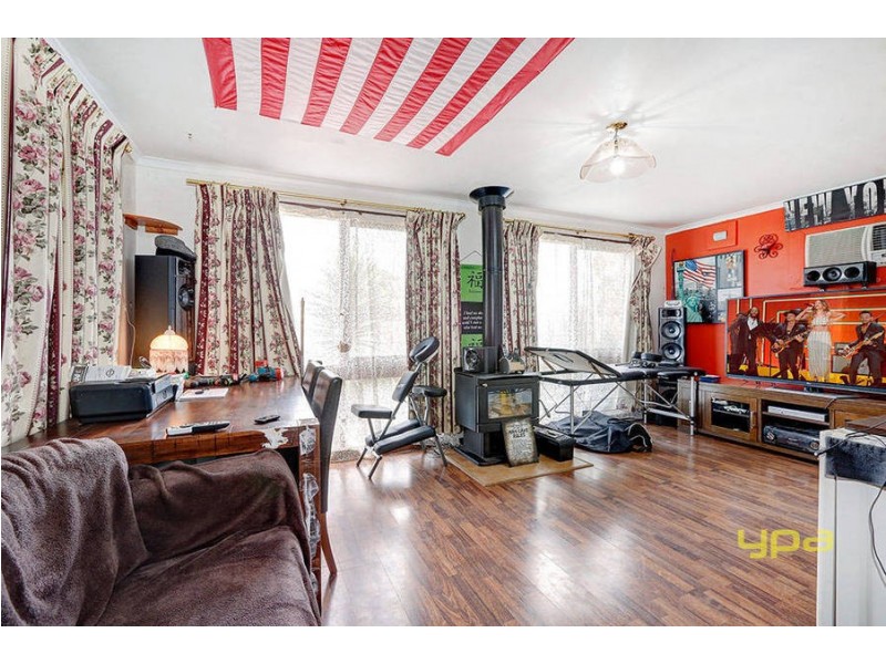 10 Falcon Drive, Melton VIC 3337