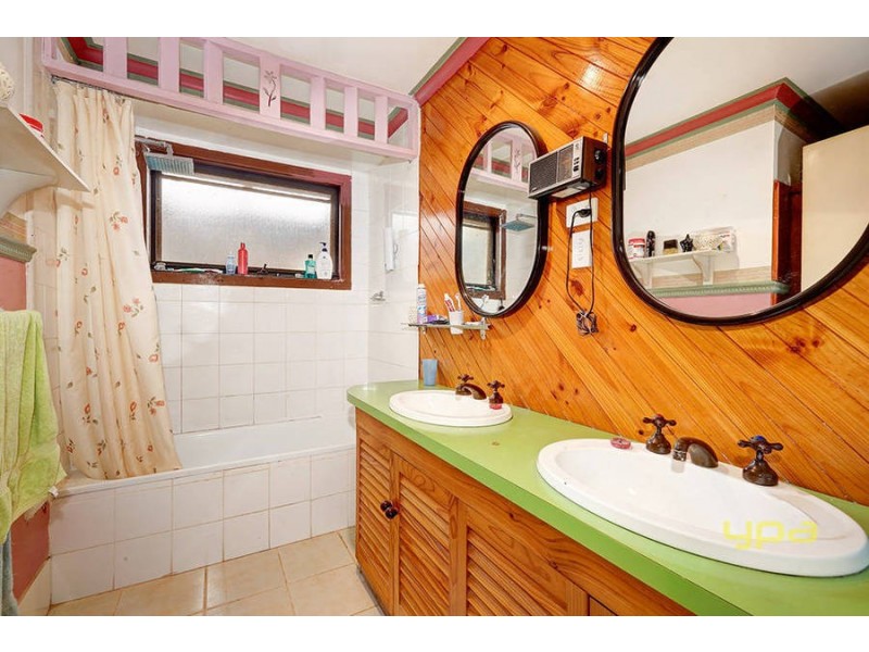 10 Falcon Drive, Melton VIC 3337