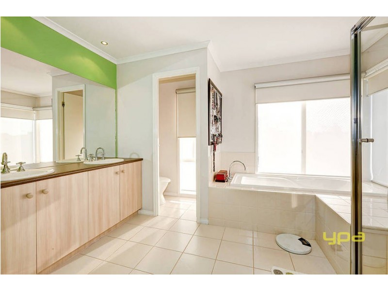 8 Prahn Court, Brookfield VIC 3338