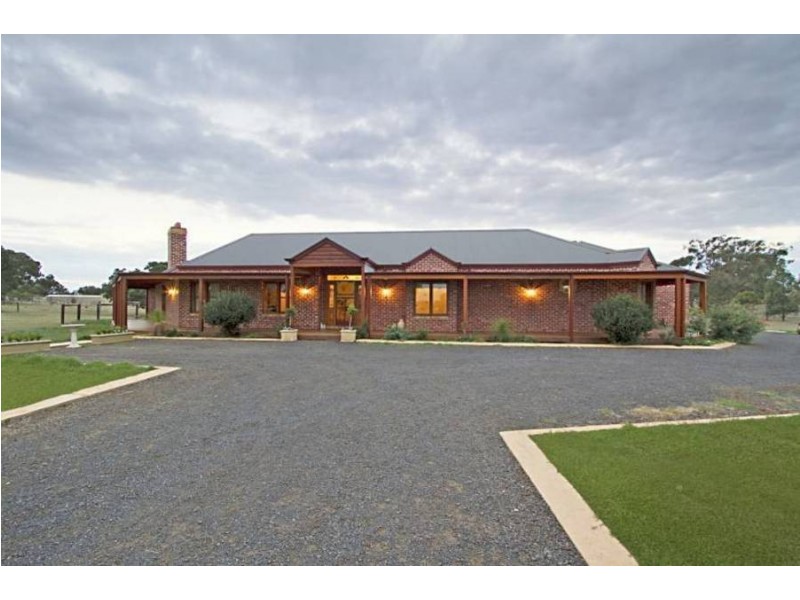 36 Strathtulloh Circuit, Melton South VIC 3338