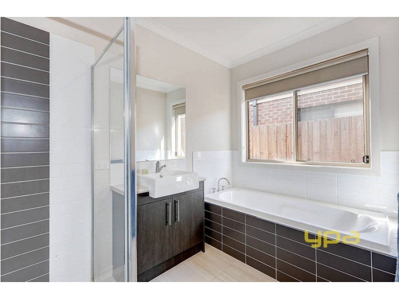 2/5 Haywood Grove, Melton West VIC 3337