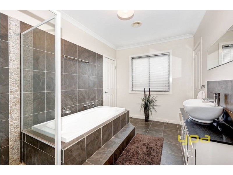 34 Carlyon Close, Melton West VIC 3337