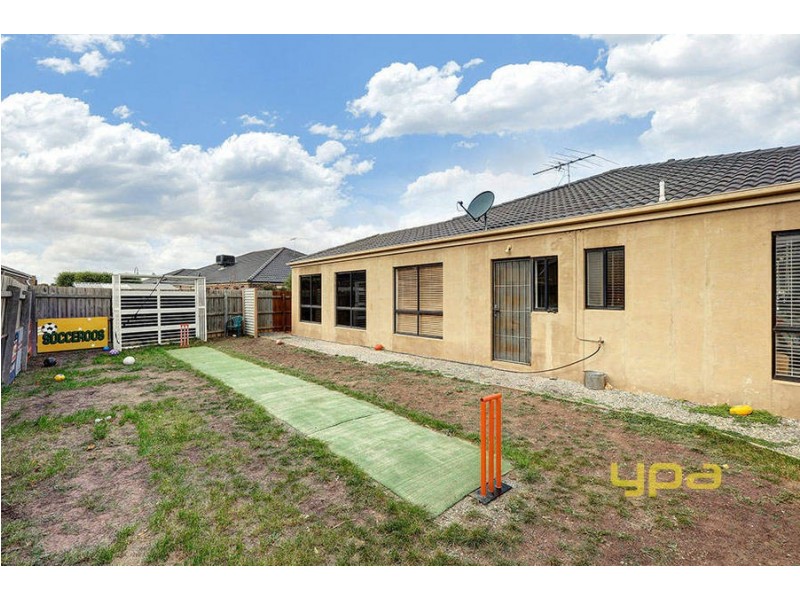 34 Carlyon Close, Melton West VIC 3337