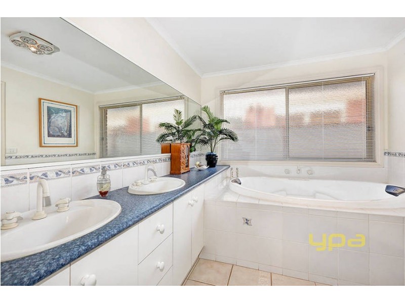 14 Southdean, Melton West VIC 3337