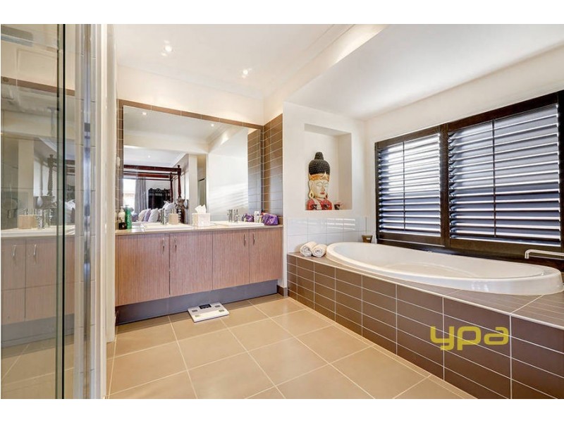 27 Castlemaine Drive, Eynesbury VIC 3338