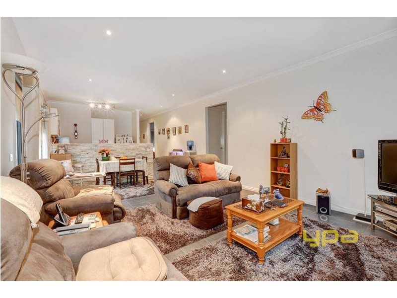 1/6 Granholm Grove, Melton West VIC 3337