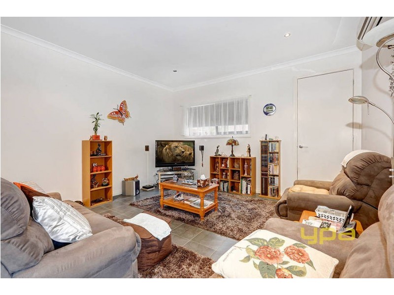 1/6 Granholm Grove, Melton West VIC 3337