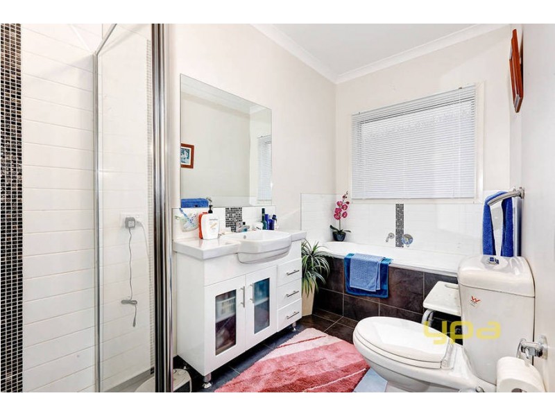 1/6 Granholm Grove, Melton West VIC 3337