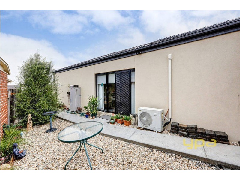 1/6 Granholm Grove, Melton West VIC 3337