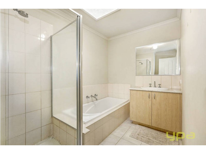 6 Jolley Rise, Melton West VIC 3337