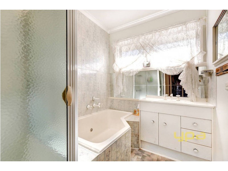 100 Station Road, Melton South VIC 3338