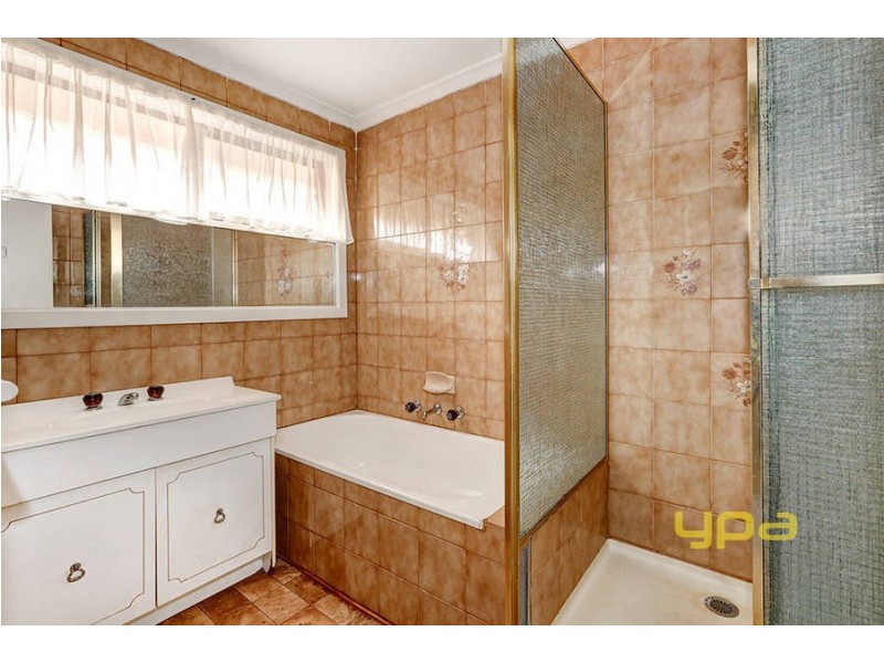 16 Risson Street, Melton South VIC 3338