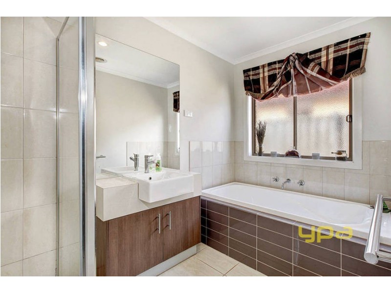 5 Koonawarra Terrace, Melton West VIC 3337