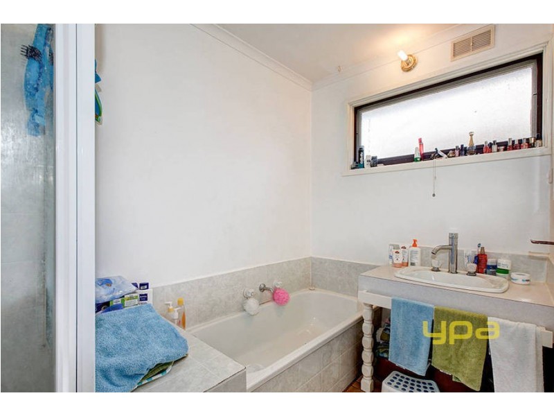 6 Perry Close, Melton VIC 3337