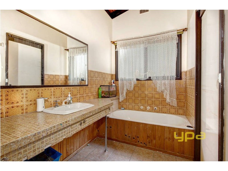 28 Lachlan Road, Melton South VIC 3338