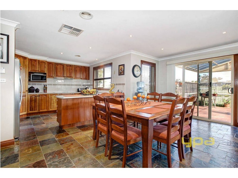 23 Strathtulloh Circuit, Melton South VIC 3338