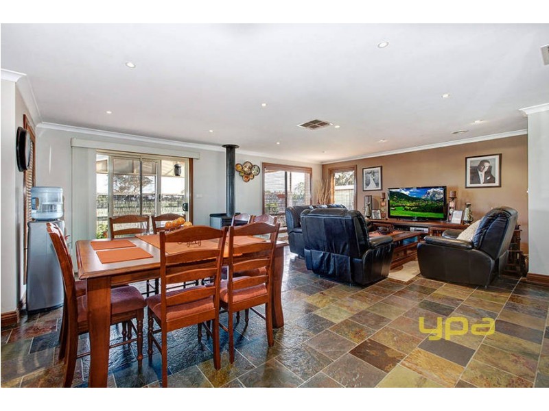 23 Strathtulloh Circuit, Melton South VIC 3338