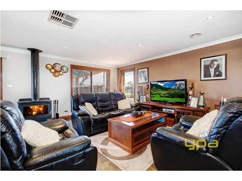 23 Strathtulloh Circuit, Melton South VIC 3338