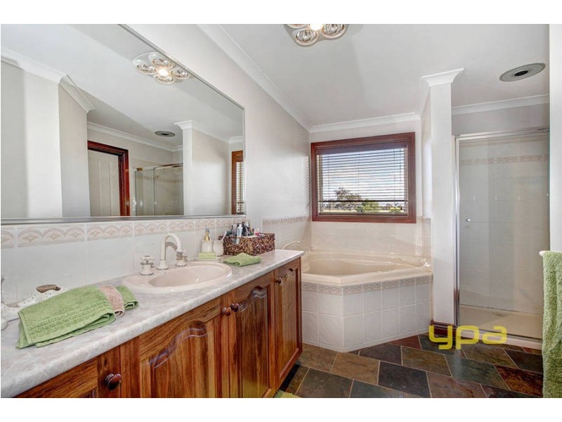 23 Strathtulloh Circuit, Melton South VIC 3338