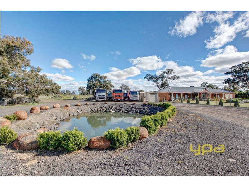 23 Strathtulloh Circuit, Melton South VIC 3338