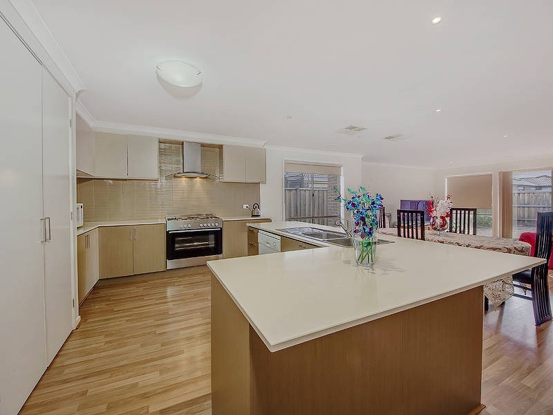 25 Barleygrass Crescent, Brookfield VIC 3338