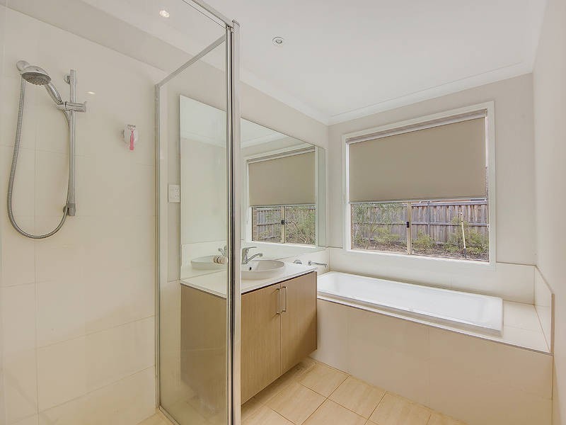 25 Barleygrass Crescent, Brookfield VIC 3338