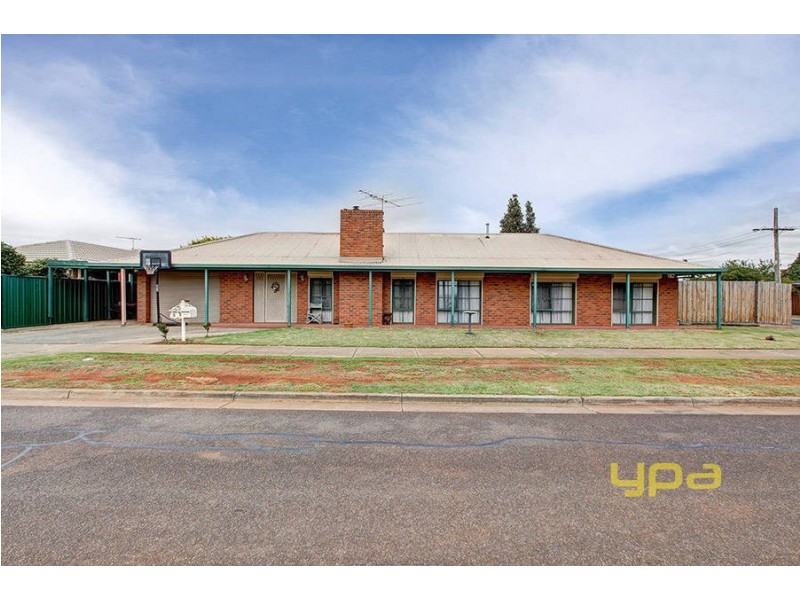 18 Sturt Road, Melton South VIC 3338