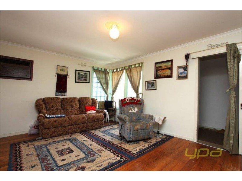 10 Sutherland Avenue, Melton South VIC 3338