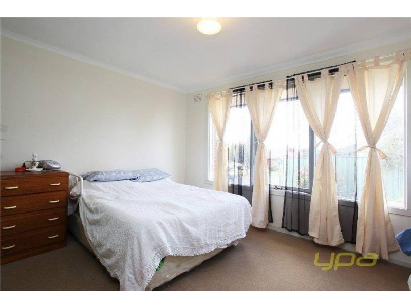 10 Sutherland Avenue, Melton South VIC 3338