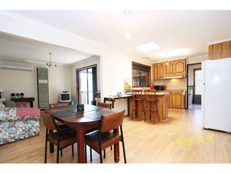 8 Burleigh Road, Melton VIC 3337