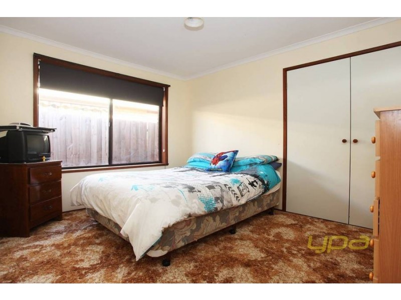 8 Burleigh Road, Melton VIC 3337