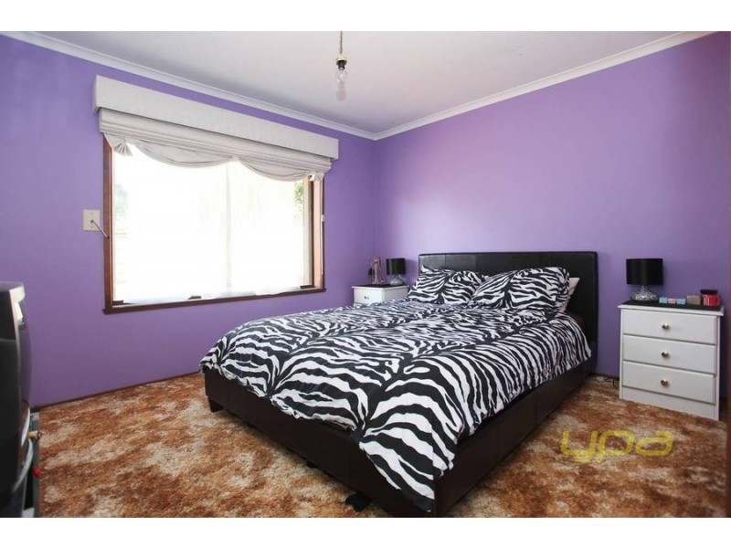 8 Burleigh Road, Melton VIC 3337