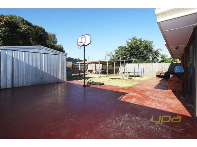 8 Burleigh Road, Melton VIC 3337