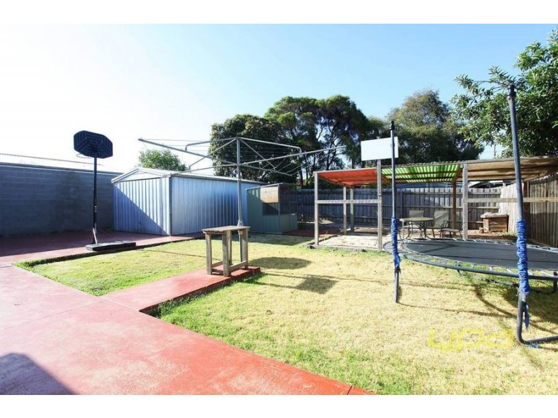 8 Burleigh Road, Melton VIC 3337