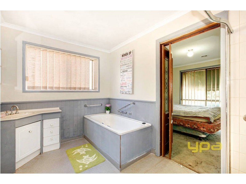 2/18 Toolern Street, Melton South VIC 3338