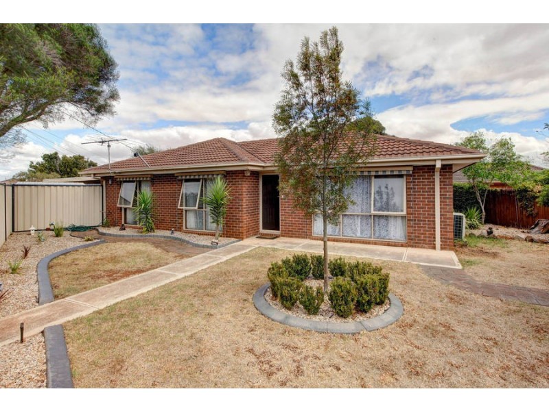 8 Sturt Road, Melton South VIC 3338