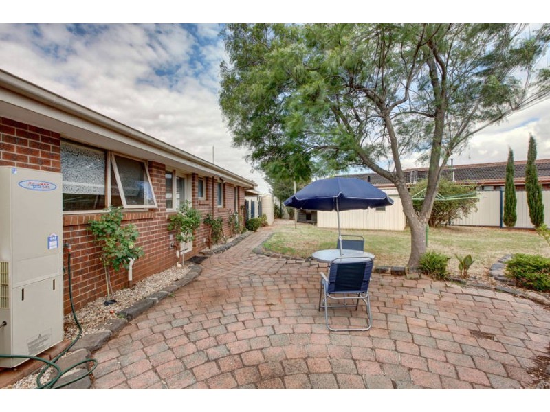 8 Sturt Road, Melton South VIC 3338