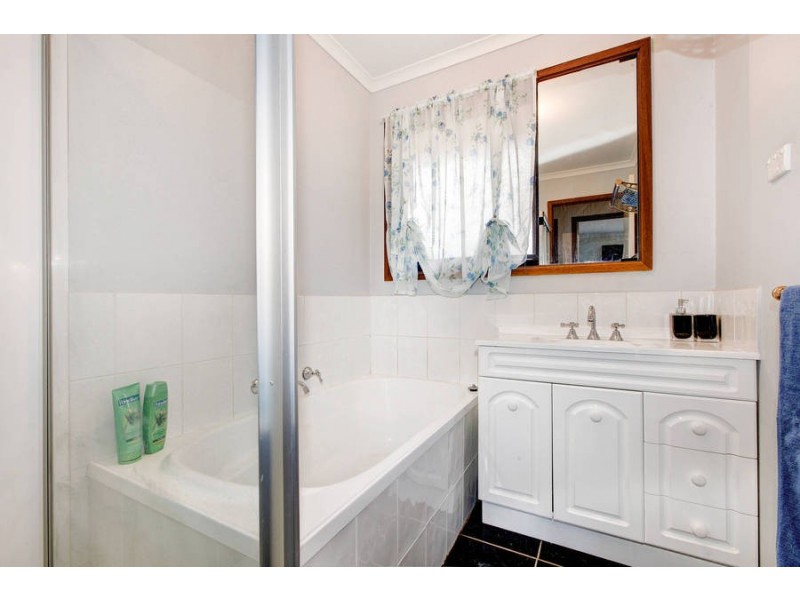 8 Sturt Road, Melton South VIC 3338