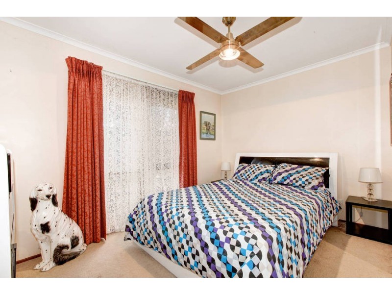 8 Sturt Road, Melton South VIC 3338