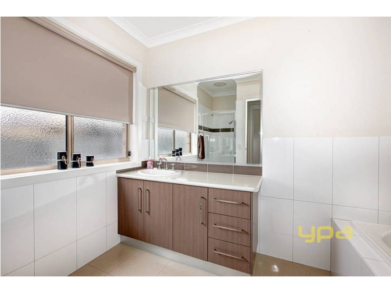 73 Lakewood Boulevard, Melton VIC 3337