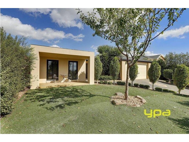 25 Hillcrest Court, Melton West VIC 3337