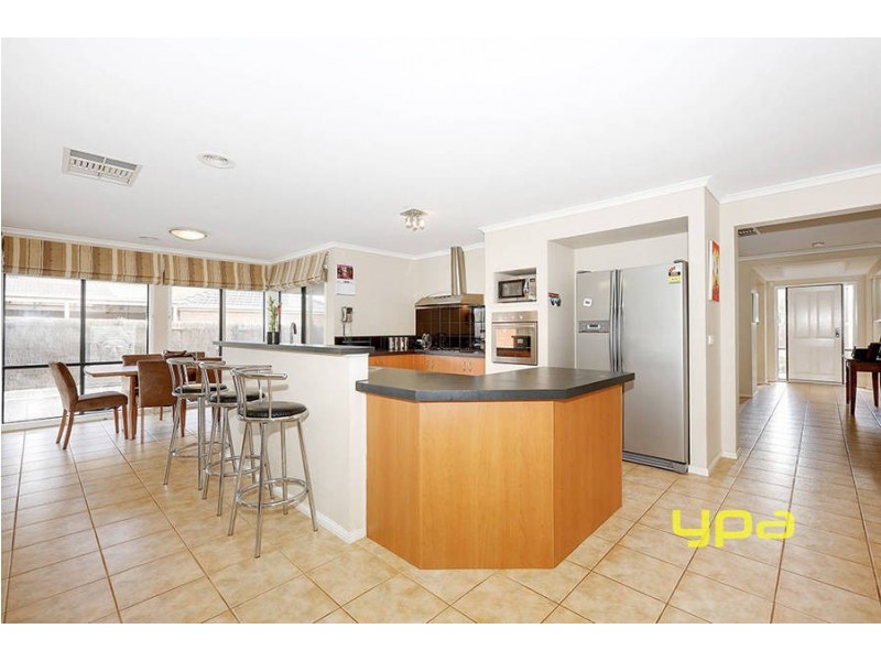 25 Hillcrest Court, Melton West VIC 3337