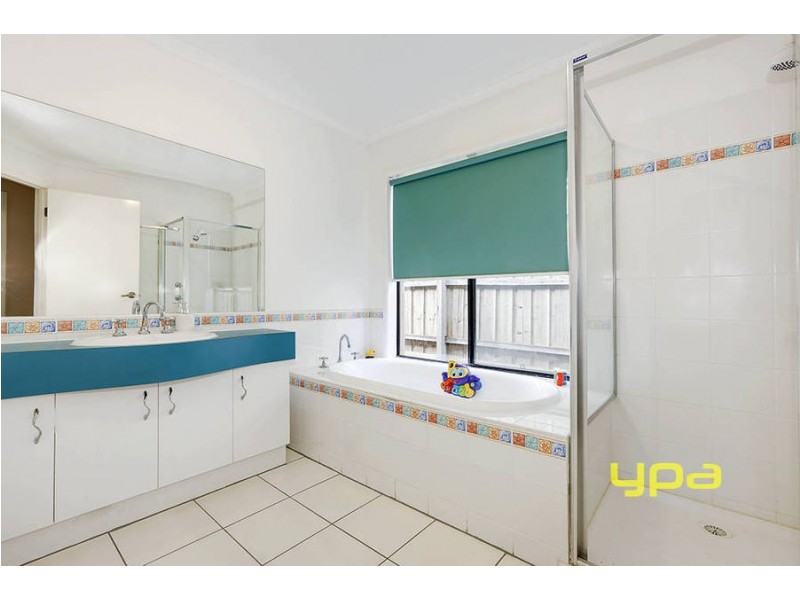 25 Hillcrest Court, Melton West VIC 3337